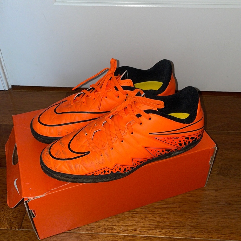Indoor soccer cleats Nike 5.5 youth hypervenom